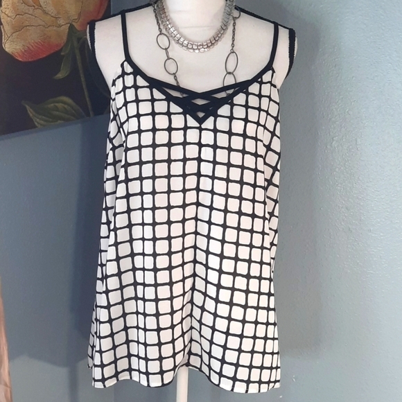 Studio Y Strappy Front Black & White Tank top - Picture 4 of 6